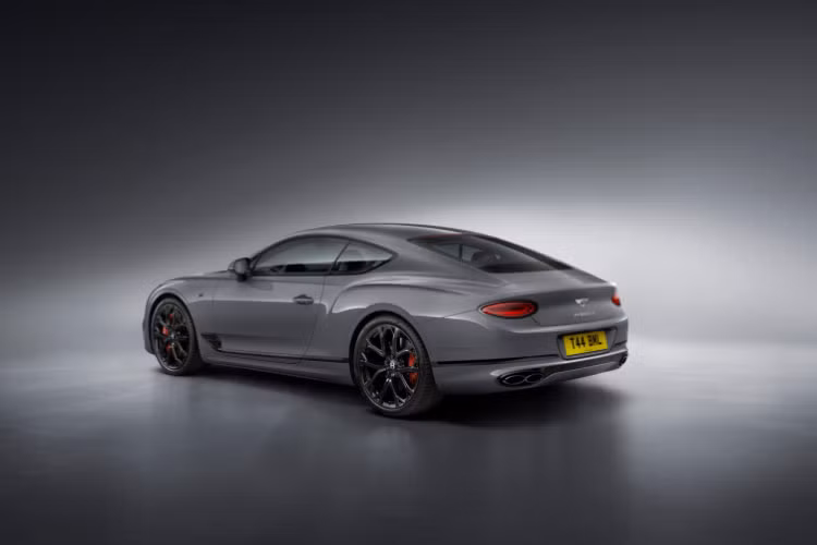 Như vậy, phiên bản này không mạnh hơn chiếc xe Bentley Continental GT V8 của Đàm Thu Trang vợ tay chơi siêu xe Cường Đô la, nhưng Bentley Continental GT S V8 2023 đã được trang bị ống xả thể thao giúp âm thanh phát ra sau mỗi lần bức tốc ấn tượng hơn.