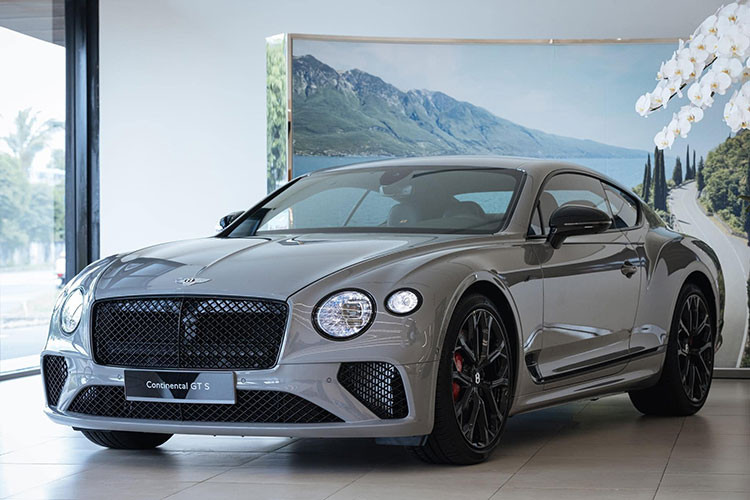 Mới đây, thông tin về việc chiếc coupe siêu sang Bentley Continental GT S V8 2023 đầu tiên về Việt Nam đã nhận được sự quan tâm không nhỏ của giới mê xe trong nước, tất nhiên, ai cũng tò mò, muốn biết người nào đã rất chịu chơi, chịu chi để tậu chiếc xe Bentley Continental GT S V8 2023 giá hơn 20 tỷ đồng.