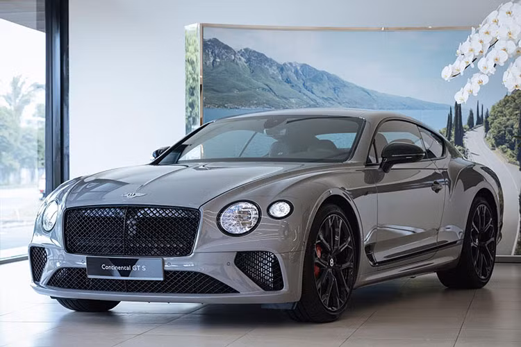 Mới đây, thông tin về việc chiếc coupe siêu sang Bentley Continental GT S V8 2023 đầu tiên về Việt Nam đã nhận được sự quan tâm không nhỏ của giới mê xe trong nước, tất nhiên, ai cũng tò mò, muốn biết người nào đã rất chịu chơi, chịu chi để tậu chiếc xe Bentley Continental GT S V8 2023 giá hơn 20 tỷ đồng.