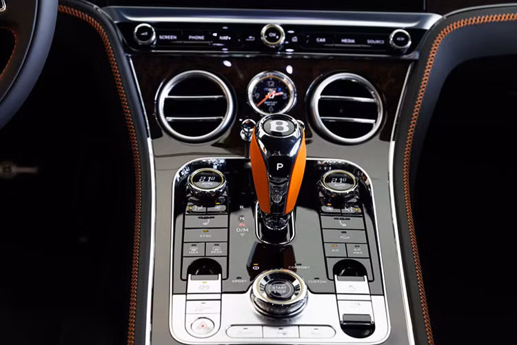 "Trái tim” của chiếc Bentley Continental GT S V8 MY23 2023 là động cơ V8 cho công suất tối đa 542 mã lực, mô-men xoắn 770 Nm, xe có thể dễ dàng tăng tốc từ 0 đến 100 km/h chỉ trong 4 giây, trước khi đạt tốc độ tối đa 318 km/h.