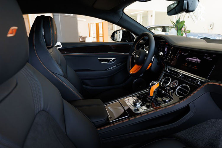 Sắc cam Mandarin của Mulliner nổi bật ở cần số và vô lăng; đồng thời điểm xuyết tinh tế ở các chi tiết viền chỉ thêu, logo thêu trên ghế ngồi, tạo sự tương phản, đem lại nét khỏe khoắn đúng chất S cho khoang nội thất cũng như thể hiện sự đẳng cấp và cá tính của chủ nhân.