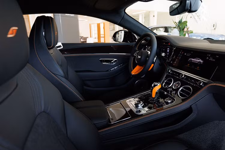 Sắc cam Mandarin của Mulliner nổi bật ở cần số và vô lăng; đồng thời điểm xuyết tinh tế ở các chi tiết viền chỉ thêu, logo thêu trên ghế ngồi, tạo sự tương phản, đem lại nét khỏe khoắn đúng chất S cho khoang nội thất cũng như thể hiện sự đẳng cấp và cá tính của chủ nhân.