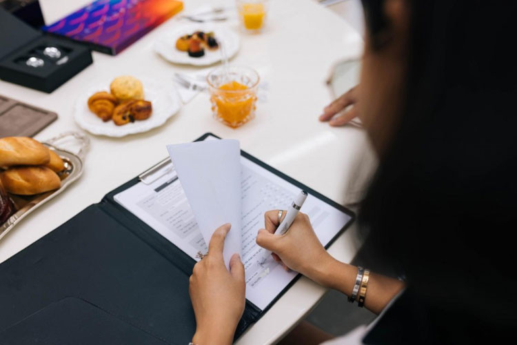 Và không để nhiều người phải tò mò, đơn vị nhập khẩu chiếc xe Bentley Continental GT S V8 MY23 2023 siêu sang đầu tiên về Việt Nam đã chia sẻ, đó là 1 nữ khách hàng đến từ Bình Dương, còn khá trẻ tuổi.