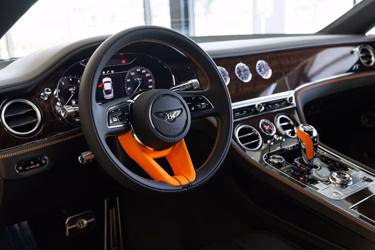 Bước vào bên trong khoang lái xe Bentley Continental GT S V8 MY23 2023 sẽ đến từ dấu ấn mang ngôn ngữ đặc trưng của Mulliner, vốn được biết đến như “nghệ thuật tùy biến” tôn vinh tính cá nhân hóa của Bentley.