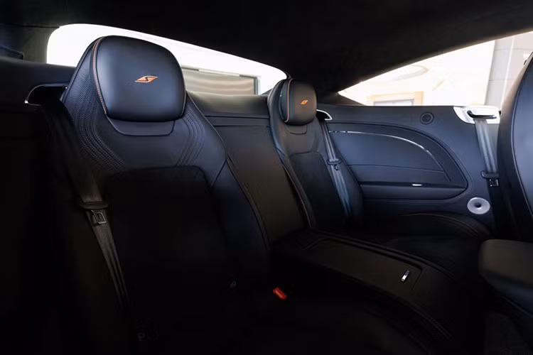 Bên trong nội thất của chiếc coupe siêu sang Bentley Continental GT S V8 2023 đầu tiên về Việt Nam còn có nhiều chi tiết trang trí carbon, nhưng đây là tùy chọn.