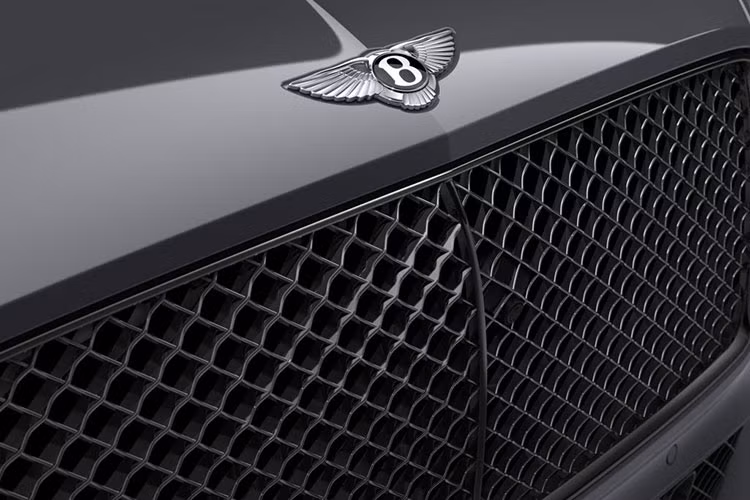 Về chiếc xe Bentley Continental GT S V8 MY23 2023 đầu tiên về Việt Nam, chiếc xe sở hữu màu sơn xám Cambrian Grey vừa toát lên vẻ cổ điển nhưng vẫn đem lại cảm hứng thể thao đầy mạnh mẽ, màu xám trong những năm trở lại đây, đang trở nên hot trên các siêu xe và xe siêu sang.
