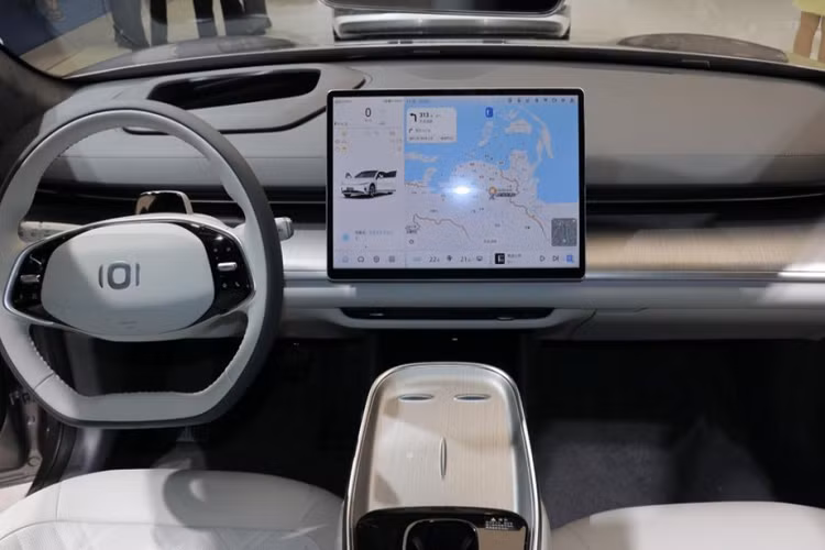 Chiếc sedan điện Changan Qiyuan 07 có kiểu dáng khí động học bóng bẩy và tay nắm cửa có thể thu vào, rất hiện đại. Phần đầu xe Qiyuan A07 có dải đèn LED chạy dài, đèn pha được dời xuống dưới, đặt 2 bên hông đầu xe, nơi thường là hốc gió trước của các mẫu xe xăng.