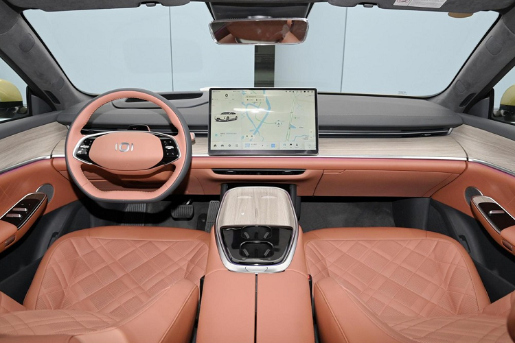 Tổng thể không gian bên trong xe tương đối đơn giản và trang nhã, các khu vực chức năng 2 bên vô lăng cũng tích hợp các chi tiết thiết kế màu đen tạo cảm giác sang trọng mạnh mẽ hơn. Ghế cũng sẽ áp dụng thiết kế khâu hình kim cương, dự kiến sẽ mang lại cảm giác thoải mái tương đối tốt.