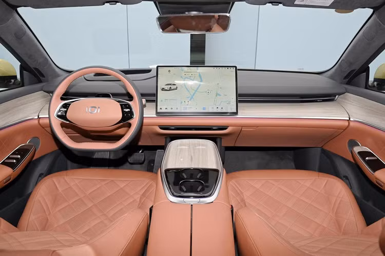 Tổng thể không gian bên trong xe tương đối đơn giản và trang nhã, các khu vực chức năng 2 bên vô lăng cũng tích hợp các chi tiết thiết kế màu đen tạo cảm giác sang trọng mạnh mẽ hơn. Ghế cũng sẽ áp dụng thiết kế khâu hình kim cương, dự kiến sẽ mang lại cảm giác thoải mái tương đối tốt.