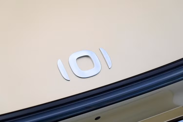 Về phía sau, chiếc sedan Changan Qiyuan 07 này có cánh gió đuôi vịt và cụm đèn hậu đơn. Nó được xây dựng trên khung gầm mới, với kích thước 3 "vòng" là chiều dài, chiều rộng và chiều cao lần lượt là 4.905 mm x 1.910 mm 1.480 mm, chiều dài cơ sở 2.900 mm, ngắn hơn 90 mm và thấp hơn 10 mm so với BYD Han EV.