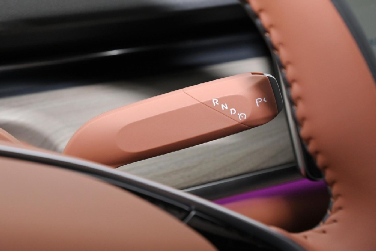 Về phần pin, Changan Qiyuan 07 tại Trung Quốc cũng có đến có hai tùy chọn: loại 58 kWh, cho quãng đường di chuyển đến 515 km và loại 80 kWh, chạy được 710 km sau 1 lần sạc đầy, tất cả đều theo chu trình thử nghiệm CLTC của Trung Quốc