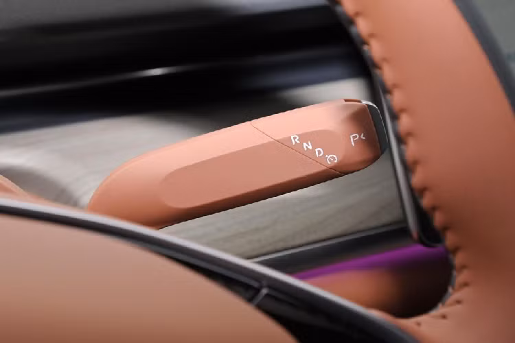 Về phần pin, Changan Qiyuan 07 tại Trung Quốc cũng có đến có hai tùy chọn: loại 58 kWh, cho quãng đường di chuyển đến 515 km và loại 80 kWh, chạy được 710 km sau 1 lần sạc đầy, tất cả đều theo chu trình thử nghiệm CLTC của Trung Quốc