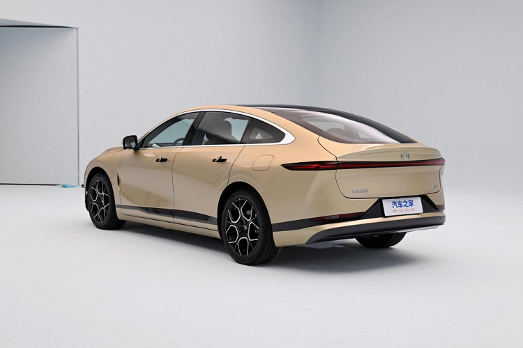 Thay vào đó, nó hoạt động giống như một máy phát điện, sạc pin, cung cấp năng lượng cho động cơ điện tạo ra công suất 218 mã lực. Phiên bản chạy hoàn toàn bằng điện của Changan Qiyuan 07 có hai động cơ điện tùy chọn cho công suất 218 và 258 mã lực.