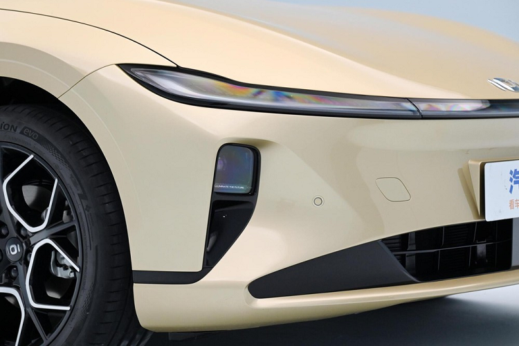 Nội thất của Changan Qiyuan 07 có màn hình nổi cực lớn, và không có bảng đồng hồ. Nó được thay thế bằng HUD. Vô lăng có 2 nan và đáy phẳng. Cần số nằm ngay sau vô lăng. Chiếc xe này sử dụng nội thất bọc da, vân gỗ, trang bị đèn viền xung quanh trên bảng điều khiển trung tâm và ốp cửa.