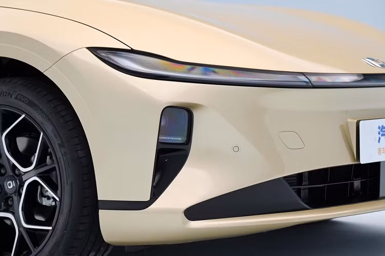 Nội thất của Changan Qiyuan 07 có màn hình nổi cực lớn, và không có bảng đồng hồ. Nó được thay thế bằng HUD. Vô lăng có 2 nan và đáy phẳng. Cần số nằm ngay sau vô lăng. Chiếc xe này sử dụng nội thất bọc da, vân gỗ, trang bị đèn viền xung quanh trên bảng điều khiển trung tâm và ốp cửa.