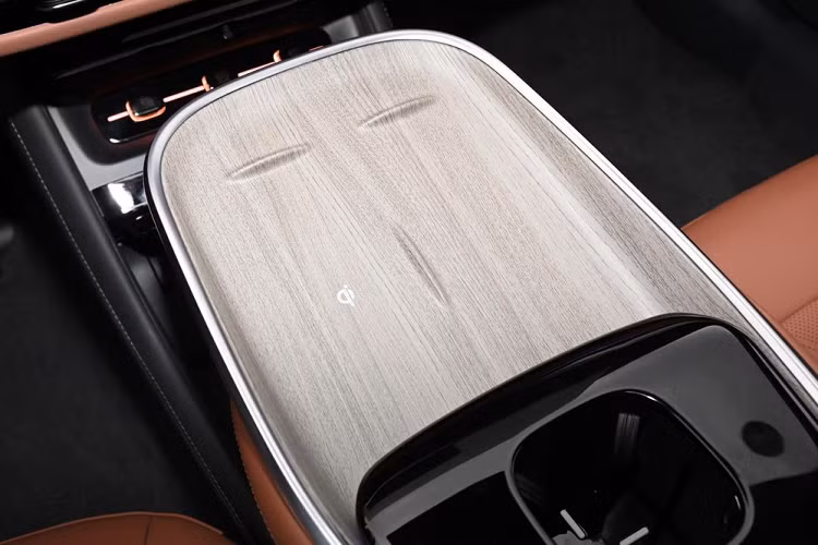 Hệ thống truyền động dựa trên nền tảng EPA1 và chia sẻ nó với Deepal SL03. Changan Qiyuan 07 phiên bản EREV có động cơ xăng 4 xi-lanh, hút khí tự nhiên, dung tích 1,5 lít, công suất 88 mã lực. Công suất đầu ra của nó trông không nhiều, nhưng bạn nên nhớ rằng nó không truyền bất kỳ mô-men xoắn nào tới các bánh xe.