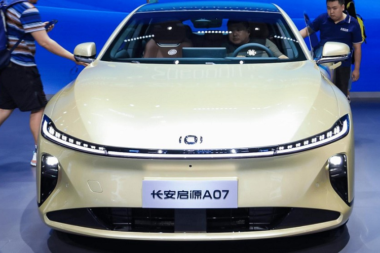 Ngoài việc trưng bày mẫu xe đầu tiên của Changan Qiyuan, chiếc xe 07 tại Triển lãm ô tô Thành Đô, hãng xe Trung Quốc này còn có kế hoạch giới thiệu thêm 2 mẫu xe sedan và một mẫu SUV nữa vào cuối năm nay với tên gọi được tiết lộ là A05, A06 và SUV là Q05.