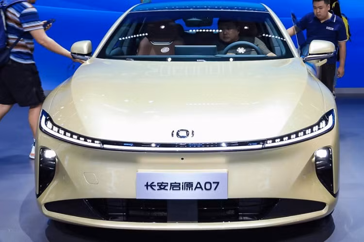 Ngoài việc trưng bày mẫu xe đầu tiên của Changan Qiyuan, chiếc xe 07 tại Triển lãm ô tô Thành Đô, hãng xe Trung Quốc này còn có kế hoạch giới thiệu thêm 2 mẫu xe sedan và một mẫu SUV nữa vào cuối năm nay với tên gọi được tiết lộ là A05, A06 và SUV là Q05.