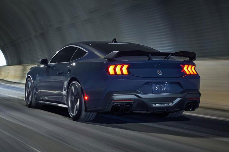 Ngoài ra, người mua sẽ được cung cấp hai tùy chọn sọc đặc biệt cho ngoại thất. Có sẵn ở dạng vinyl và sơn thủ công, các điểm nhấn được thiết kế để mẫu xe cơ bắp Ford Mustang Dark Horse 2024 tạo ra điểm nhấn so với bất kỳ chiếc Mustang nào khác trong dòng sản phẩm.