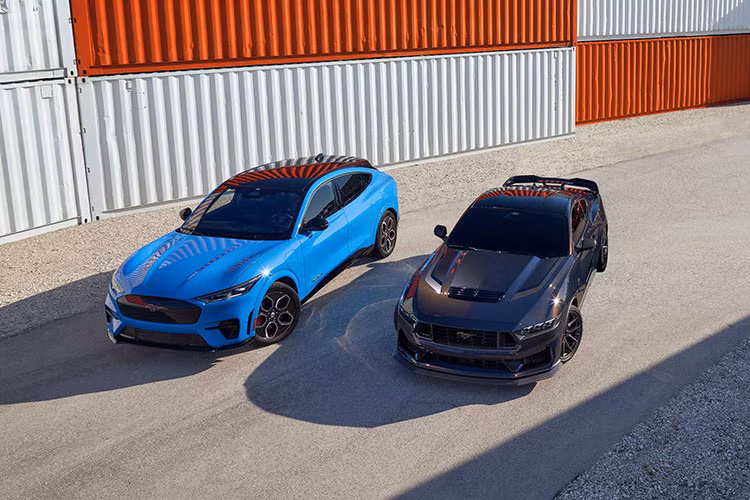 Với Ford Mustang Dark Horse 2024 mới, khách hàng sẽ nhận được các màu sắc độc quyền, các chi tiết trang trí nội thất và các gói sọc đặc biệt để giúp thể hiện sự khác biệt của Mustang so với mẫu tiêu chuẩn. Đáng chú ý nhất trên chiếc Mustang Dark Horse 2024 là việc thân xe được hoàn thiện với màu sơn ngoại thất ánh kim đặc biệt mang tên Blue Ember.