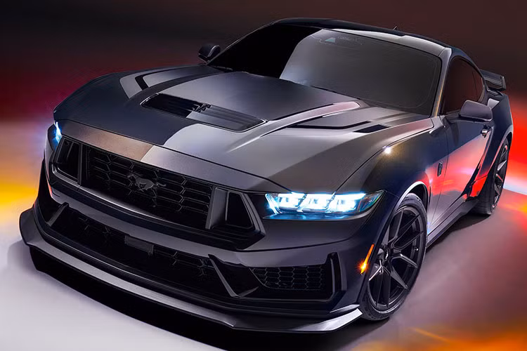 Nhờ được tích hợp “sắc tố hiệu ứng đặc biệt”, lớp sơn này có khả năng chuyển màu vô cùng ấn tượng, tùy thuộc vào ánh sáng xung quanh và góc độ quan sát. Ford cho biết họ đã pha trộn màu xanh đậm có ánh ngọc trai với các màu bổ sung như hổ phách để tạo ra hiệu ứng trông như thể màu sơn có thể chuyển từ xanh đậm sang tím nhạt.