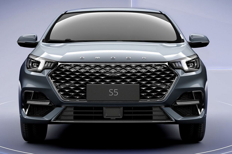 Ở hai bên lưới tản nhiệt là cụm đèn pha nhỏ gọn, tích hợp dải đèn LED định vị ban ngày hình chữ "L". Cản trước của xe được thiết kế với những khe gió cỡ lớn, đi kèm hốc gió trung tâm hình thang rộng, tích hợp dải đèn nằm ngang và trang trí bằng chi tiết mạ crôm. Trên nắp ca-pô là logo "OMODA" màu trắng được khắc nổi bật.