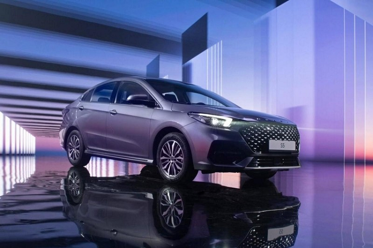 Mẫu xe sedan OMODA S5 được phát triển dựa trên cơ sở gầm bệ M1X. Xe cũng được trang bị hệ thống treo thanh giằng MacPherson phía trước và hệ thống treo bán độc lập đằng sau giống như các mẫu xe khác nhà Chery.