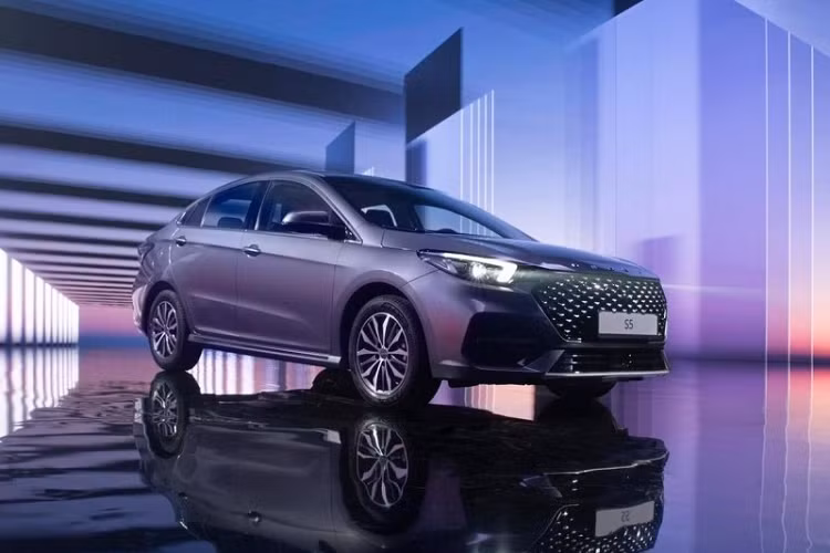 Mẫu xe sedan OMODA S5 được phát triển dựa trên cơ sở gầm bệ M1X. Xe cũng được trang bị hệ thống treo thanh giằng MacPherson phía trước và hệ thống treo bán độc lập đằng sau giống như các mẫu xe khác nhà Chery.