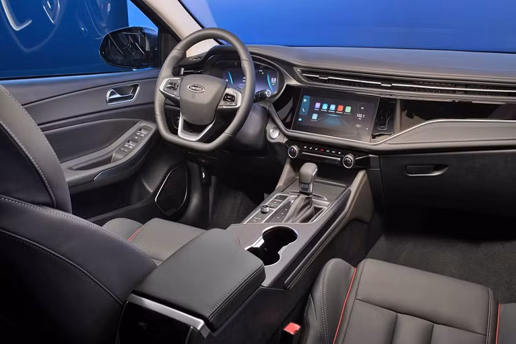 Ở bản tiêu chuẩn Life, xe được trang bị bộ mâm 16 inch, gương ngoại thất chỉnh điện, bảng đồng hồ kỹ thuật số và màn hình cảm ứng trung tâm kích thước 10,25 inch, ghế bọc da, ghế trước có tích hợp sưởi, chìa khóa thông minh, khởi động máy từ xa…