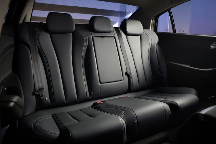 Nằm dưới nắp capo của của OMODA S5 là 2 tùy chọn động cơ với dung tích 1.5L. Ở phiên bản Life tiêu chuẩn xe được trang bị động cơ hút khí tự nhiên với công suất tối đa 113 mã lực và mô-men xoắn cực đại 138 Nm. Động cơ đi với hộp số biến thiên vô cấp CVT, mang đến tốc độ tối đa 180 km/h.