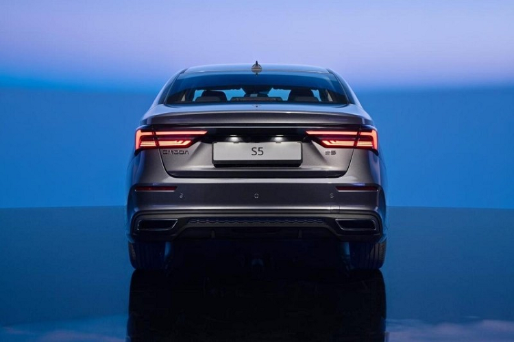 Phía đuôi xe của OMODA S5 có cụm đèn hậu được thiết kế nằm ngang, cản sau màu đen hầm hố đi cùng hai ống xả giả hình chữ nhật ở hai góc. Dưới cản sau còn có bộ khuếch tán gió giả giúp xe nhìn khỏe khoắn, thể thao hơn.