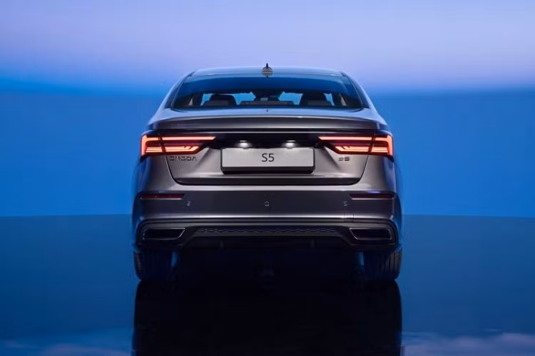 Phía đuôi xe của OMODA S5 có cụm đèn hậu được thiết kế nằm ngang, cản sau màu đen hầm hố đi cùng hai ống xả giả hình chữ nhật ở hai góc. Dưới cản sau còn có bộ khuếch tán gió giả giúp xe nhìn khỏe khoắn, thể thao hơn.
