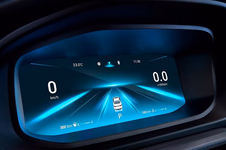 Ở phiên bản Tech, chiếc sedan được trang bị bộ mâm 17 inch. Ngoài ra, xe có thêm một số tiện ích khác như: cần gạt nước tự động, sấy kính lái, sưởi vô lăng và sưởi ghế sau. Ở bản Ultra cao cấp nhất xe còn có cửa sổ trời toàn cảnh. Về trang bị, OMODA S5 sở hữu các tính năng an toàn tiên tiến như: 6 túi khí, phanh đĩa trên 4 bánh, hệ thống cân bằng điện tử, cảm biến đỗ xe, camera 360 độ, đèn cảm biến ánh sáng và hệ thống kiểm soát hành trình.