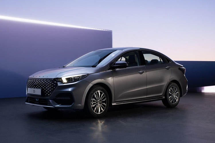 Mẫu sedan này có kích thước dài x rộng x cao lần lượt là 4.644 x 1.814 x 1.493 mm và chiều dài cơ sở 2.650 mm. Đầu xe nổi bật với lưới tản nhiệt hình lục giác cỡ lớn. Bên trong lưới tản nhiệt là mắt lưới hình kim cương với những điểm nhấn mạ crôm.