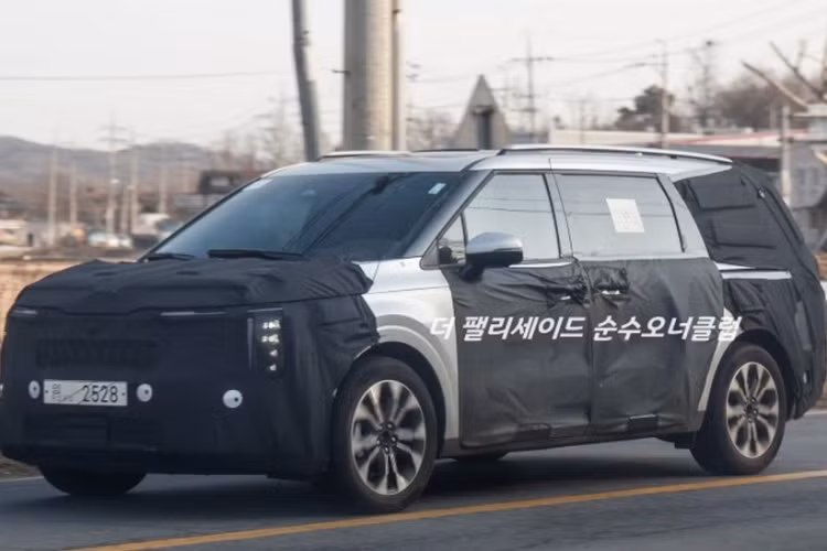 Đèn hậu sẽ được nối với nhau bằng dải đèn nằm vắt ngang đuôi xe. Trong khi đó, những chi tiết còn lại trên đuôi xe của Kia Carnival 2024 dường như giữ nguyên. Hiện chưa có hình ảnh chụp nội thất của Kia Carnival 2024.