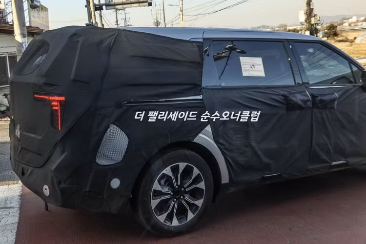 Dải đèn LED định vị ban ngày còn đóng vai trò như đèn báo rẽ. Ở chính giữa hốc gió trung tâm trên cản trước là một hộp nhỏ màu đen. Đây là nơi chứa các cảm biến và radar của hệ thống an toàn chủ động ADAS. Vì là phiên bản nâng cấp nên Kia Carnival 2024 dự kiến không thay đổi thiết kế sườn xe.