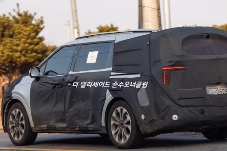 Thay vào đó, hãng Kia chỉ bổ sung vành la-zăng mới cho mẫu xe này. Chiếc Kia Carnival 2024 chạy trên đường thử được trang bị vành hợp kim 5 chấu kép, phay xước 2 màu. Đằng sau Kia Carnival 2024 xuất hiện cụm đèn hậu hình chữ "L" mới, theo phong cách tương tự Seltos và Telluride phiên bản nâng cấp.