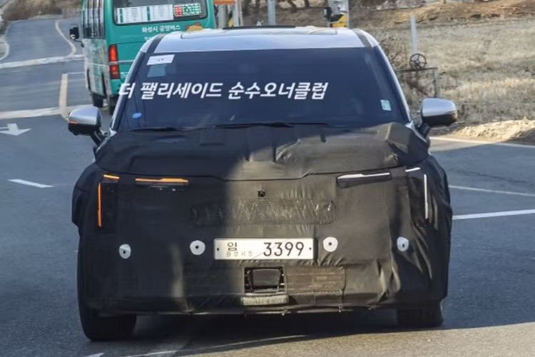 Bên trong cụm đèn pha này có ít nhất 4 bóng đèn hình vuông như viên đá. Chưa hết, phiên bản nâng cấp của mẫu MPV cỡ lớn này còn được bổ sung dải đèn LED định vị ban ngày mới, ôm lấy nắp ca-pô và kéo dài xuống bên dưới, nằm song song với đèn pha. Dải đèn này cũng lấy cảm hứng thiết kế từ bản đồ sao, tương tự Kia Seltos mới.