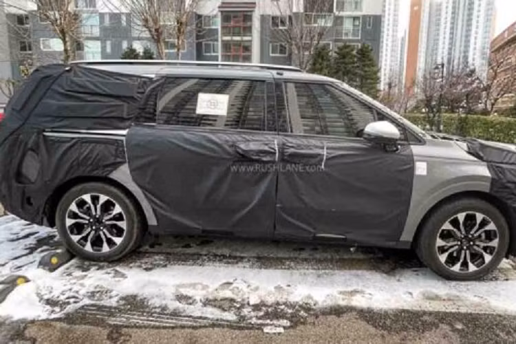 Điểm nhấn tiếp theo của Kia Carnival 2024 sẽ nằm ở động cơ. Theo đó, ngoài máy xăng và máy dầu thông thường, xe sẽ được bổ sung hệ truyền động hybrid mới, bao gồm máy xăng 4 xi-lanh, tăng áp, dung tích 1.6L, kết hợp với mô-tơ điện tương tự Kia Sorento Hybrid.