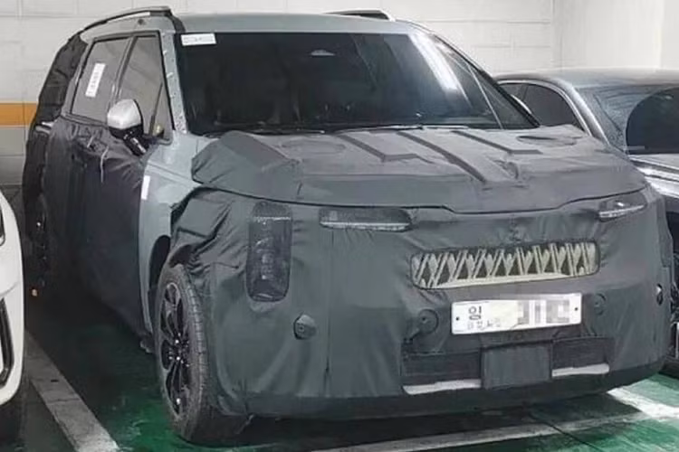 Tuy nhiên, khác với Sorento Hybrid, Kia Carnival Hybrid 2024 sẽ được trang bị hệ dẫn động cầu trước và hộp số tự động 8 cấp. Ở Kia Sorento Hybrid, động cơ xăng tạo ra công suất tối đa 178 mã lực và mô-men xoắn cực đại 265 Nm. Trong khi đó, mô-tơ điện có công suất tối đa 60 mã lực.