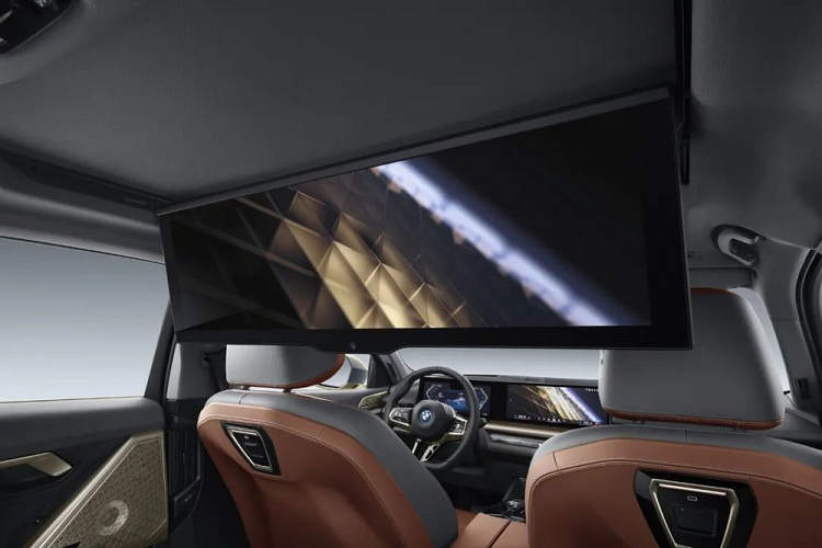 Nằm hai bên lưới tản nhiệt là cụm đèn pha mới gọn gàng, tích hợp dải đèn LED định vị ban ngày. Đèn pha của xe là loại LED ma trận thích ứng, có khả năng chống chói và chiếu sáng theo góc ôm cua. Thêm vào đó là cản trước mới với hốc gió trung tâm rộng và khe gió nằm dọc ở hai góc.