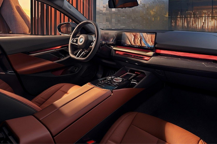 Với kích thước lớn hơn, đương nhiên BMW 5-Series 2024 dành cho Trung Quốc sẽ được trang bị nội thất rộng hơn, nhất là ở hàng ghế sau. Không chỉ có khoảng duỗi chân hào phóng hơn, hành khách ngồi trên ghế sau còn được tận hưởng những giây phút giải trí bằng màn hình BMW Theater Screen 31,3 inch với độ phân giải 8K hoàn toàn mới.