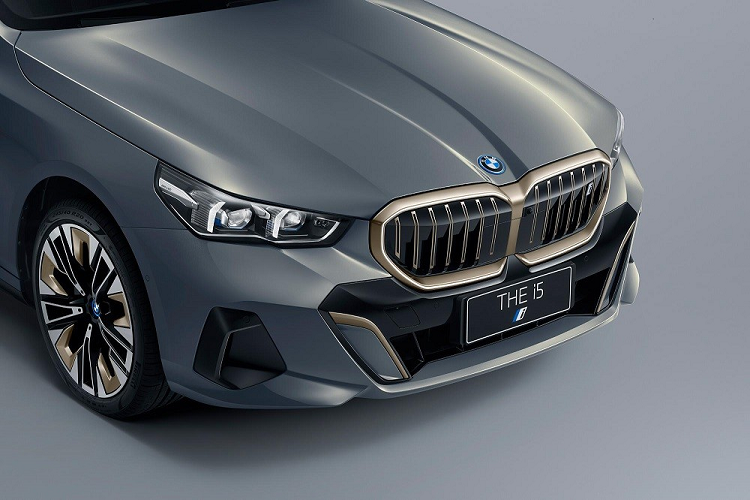 Trên BMW i5 2024, logo đi kèm đèn màu xanh dương, sẽ sáng lên khi người dùng cắm sạc cho xe. Chiếc BMW i5 2024 dành cho thị trường Trung Quốc trong hình ảnh do hãng tung ra còn có những điểm nhấn ngoại thất màu nâu đồng Titanium Bronze như viền lưới tản nhiệt, nẹp trang trí trên cản trước/cản sau, chấu la-zăng, viền cửa sổ và cột C.