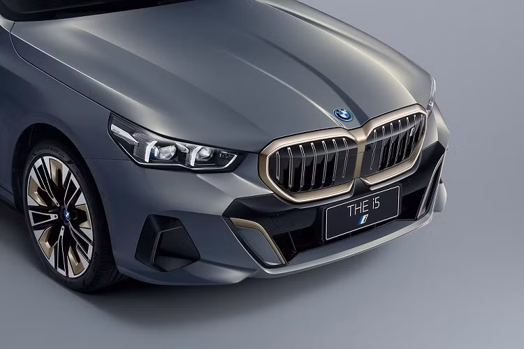 Trên BMW i5 2024, logo đi kèm đèn màu xanh dương, sẽ sáng lên khi người dùng cắm sạc cho xe. Chiếc BMW i5 2024 dành cho thị trường Trung Quốc trong hình ảnh do hãng tung ra còn có những điểm nhấn ngoại thất màu nâu đồng Titanium Bronze như viền lưới tản nhiệt, nẹp trang trí trên cản trước/cản sau, chấu la-zăng, viền cửa sổ và cột C.