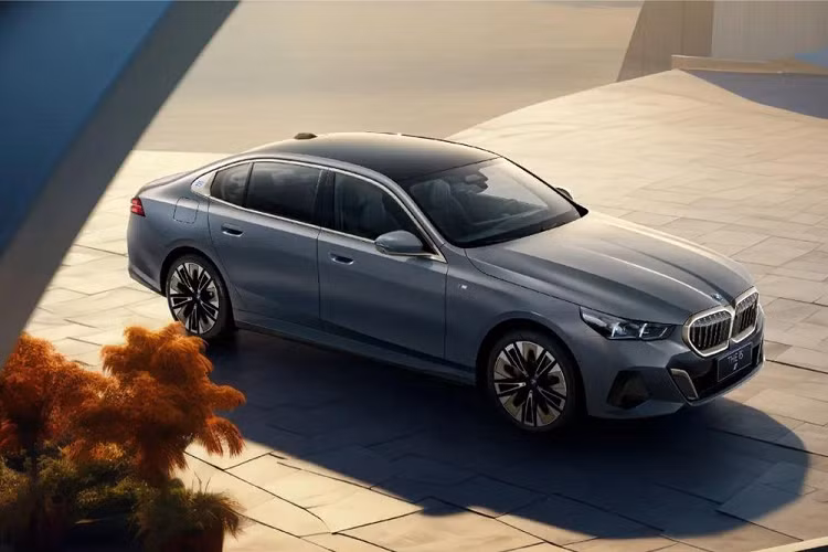 Ở khoang lái, mẫu sedan hạng sang này đi kèm bảng đồng hồ kỹ thuật số với màn hình LCD 12,3 inch và màn hình cảm ứng trung tâm 14,9 inch. Trên mặt táp-lô còn có dải cảm ứng tích hợp đèn viền có thể thay đổi màu sắc. Người dùng có thể chỉnh điều hòa thông qua dải cảm ứng này.