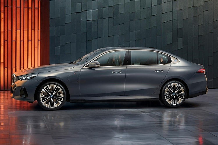 Qua đó, có thể thấy xe sở hữu một số chi tiết thiết kế và trang bị khác biệt so với phiên bản toàn cầu. Cụ thể, mẫu sedan hạng sang này ở Trung Quốc được trang bị cửa sau lớn hơn xe toàn cầu. Điều này là bằng chứng cho thấy BMW 5-Series 2024 ở Trung Quốc sẽ có chiều dài và chiều dài cơ sở lớn hơn.