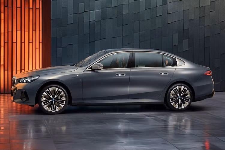 Qua đó, có thể thấy xe sở hữu một số chi tiết thiết kế và trang bị khác biệt so với phiên bản toàn cầu. Cụ thể, mẫu sedan hạng sang này ở Trung Quốc được trang bị cửa sau lớn hơn xe toàn cầu. Điều này là bằng chứng cho thấy BMW 5-Series 2024 ở Trung Quốc sẽ có chiều dài và chiều dài cơ sở lớn hơn.