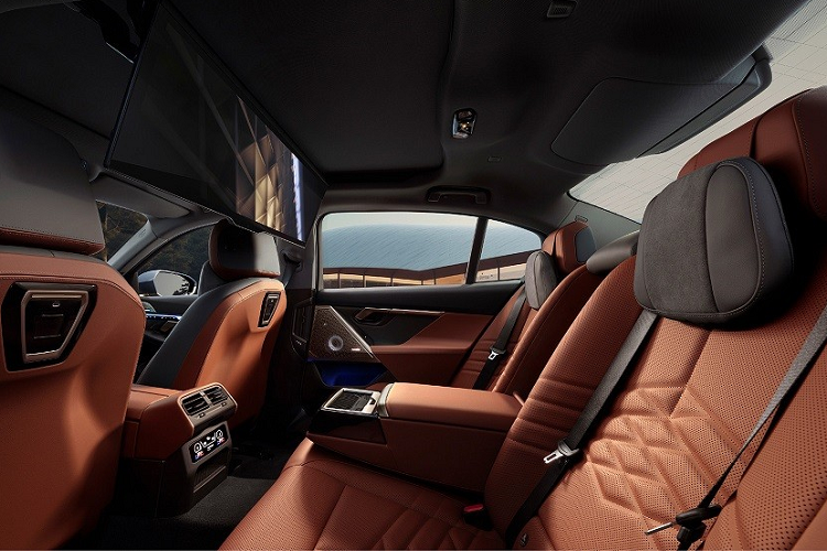 Ở sườn xe, mẫu sedan hạng sang này sở hữu những đường cắt xẻ sắc sảo và bộ vành hợp kim cỡ lớn với đường kính từ 19-21 inch. Tiếp theo là cụm đèn hậu nằm ngang với thiết kế dài và hẹp cũng như cản sau được làm mới thiết kế.