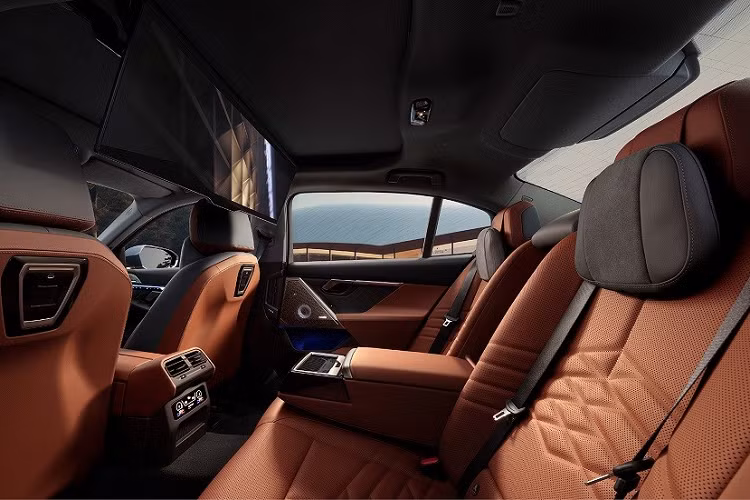 Ở sườn xe, mẫu sedan hạng sang này sở hữu những đường cắt xẻ sắc sảo và bộ vành hợp kim cỡ lớn với đường kính từ 19-21 inch. Tiếp theo là cụm đèn hậu nằm ngang với thiết kế dài và hẹp cũng như cản sau được làm mới thiết kế.