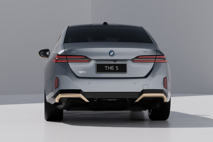 Trên ghế trước có thêm logo chữ "ngũ", có nghĩa là "số 5" trong tiếng Trung Quốc. Đây cũng là đặc điểm nhận dạng của BMW 5-Series 2024 dành cho thị trường Trung Quốc. Hiện thông tin về động cơ và giá xe BMW 5-Series và i5 2024 ở thị trường Trung Quốc vẫn chưa được hé lộ. Xe sẽ được sản xuất tại nhà máy của BMW ở quận Đại Đông, thành phố Thẩm Dương, tỉnh Liêu Ninh, Trung Quốc.